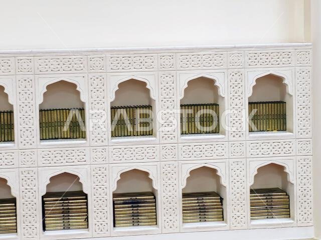 المدينة المنورة، المملكة العربية السعودية، 27 يونيو 2024: مسجد القبلتين، الذي يضم محرابين (مكانين يشيران إلى القبلة) في اتجاهين مختلفين