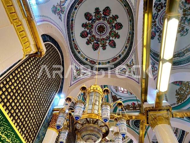 المدينة المنورة، المملكة العربية السعودية، 26 يونيو 2024: الروضة الشريفة، قبر النبي محمد صلى الله عليه وسلم، مع أول خليفتين إسلاميين من بعده.