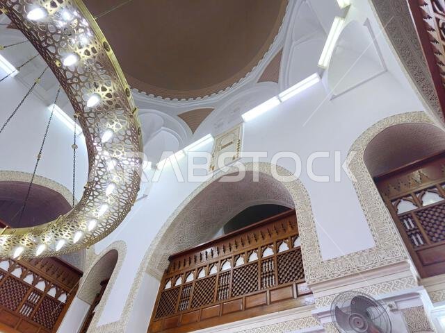 المدينة المنورة، المملكة العربية السعودية، 27 يونيو 2024: مسجد القبلتين، الذي يضم محرابين (مكانين يشيران إلى القبلة) في اتجاهين مختلفين المدينة المنورة، المملكة العربية السعودية، 27 يونيو 2024: مسجد القبلتين، الذي يضم محرابين (مكانين يشيران إلى القبلة) في اتجاهين مختلفين