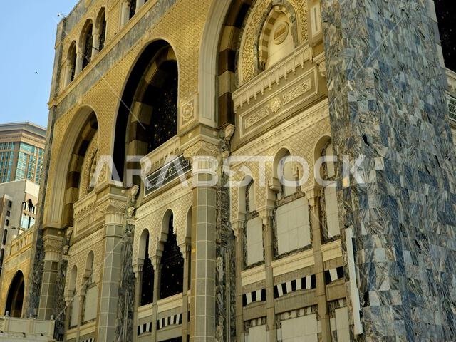 تفاصيل المسجد الحرام، أو المسجد الحرام بمكة المكرمة، والذي يُعتبر أهم مسجد في الإسلام، ويضم تفاصيل المسجد الحرام، أو المسجد الحرام بمكة المكرمة، والذي يُعتبر أهم مسجد في الإسلام، ويضم