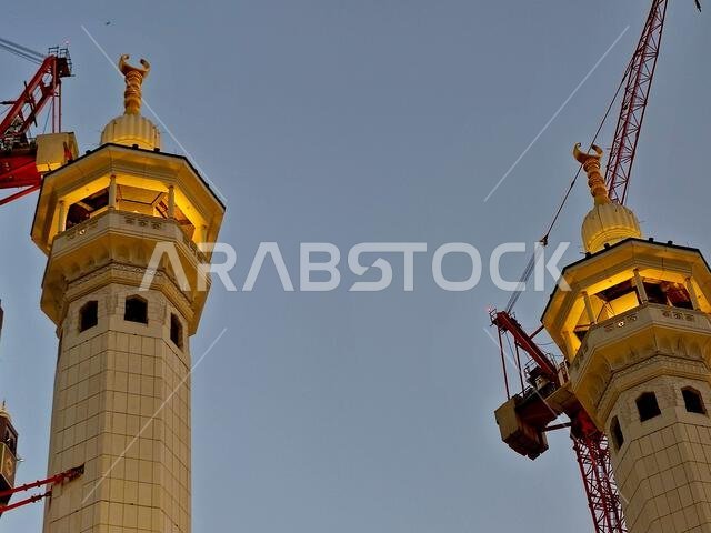 مكة المكرمة، المملكة العربية السعودية، 5 يونيو 2024: مآذن المسجد الحرام المحيطة بالكعبة المشرفة خلال مناسك الحج والعمرة، مع أبراج الرافعات المحيطة بها.