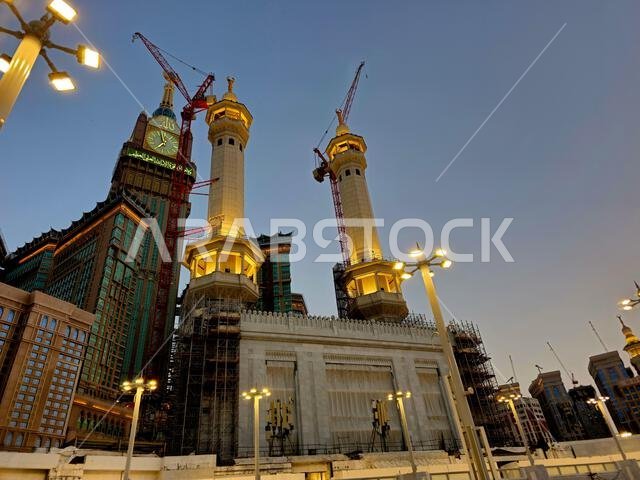 مكة المكرمة، المملكة العربية السعودية، 5 يونيو 2024: مآذن المسجد الحرام المحيطة بالكعبة المشرفة خلال مناسك الحج والعمرة، مع أبراج الرافعات المحيطة بها. مكة المكرمة، المملكة العربية السعودية، 5 يونيو 2024: مآذن المسجد الحرام المحيطة بالكعبة المشرفة خلال مناسك الحج والعمرة، مع أبراج الرافعات المحيطة بها.