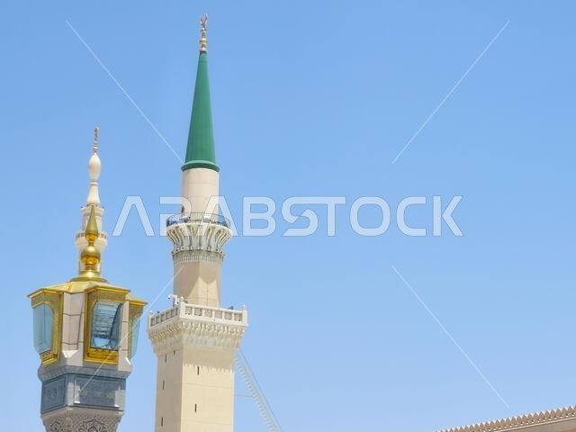 المسجد النبوي، وهو موقع حج رئيسي يقع تحت إشراف خادم الحرمين الشريفين، الثاني المسجد النبوي، وهو موقع حج رئيسي يقع تحت إشراف خادم الحرمين الشريفين، الثاني