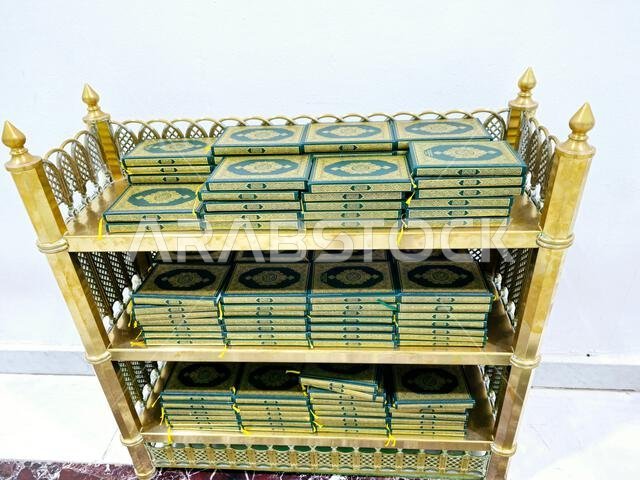 ترجمة النص العربي (القرآن الكريم)، أكوام من المصحف الشريف، القرآن الكريم، داخل المسجد الحرام في مكة المكرمة، (t ترجمة النص العربي (القرآن الكريم)، أكوام من المصحف الشريف، القرآن الكريم، داخل المسجد الحرام في مكة المكرمة، (t