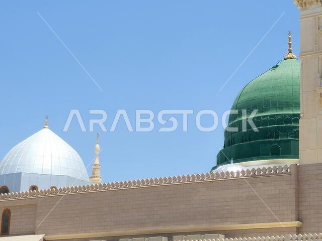 المئذنة والقبة الخضراء للمسجد النبوي، وهو موقع حج رئيسي يقع تحت إشراف حراسة الدولة. المئذنة والقبة الخضراء للمسجد النبوي، وهو موقع حج رئيسي يقع تحت إشراف حراسة الدولة.