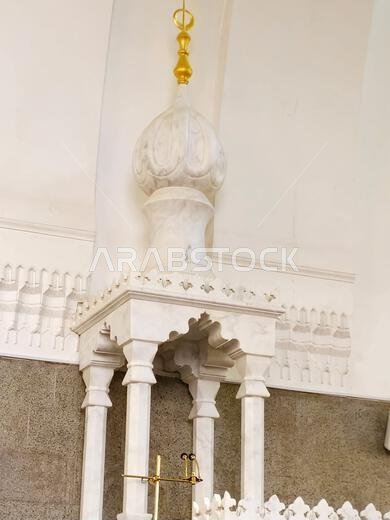 يُعتقد أن مسجد قباء هو أول مسجد في العالم، وقد بُني في اليوم الأول لهجرة النبي محمد صلى الله عليه وسلم إلى المدينة المنورة، حيث كان أول مسجد في العالم.