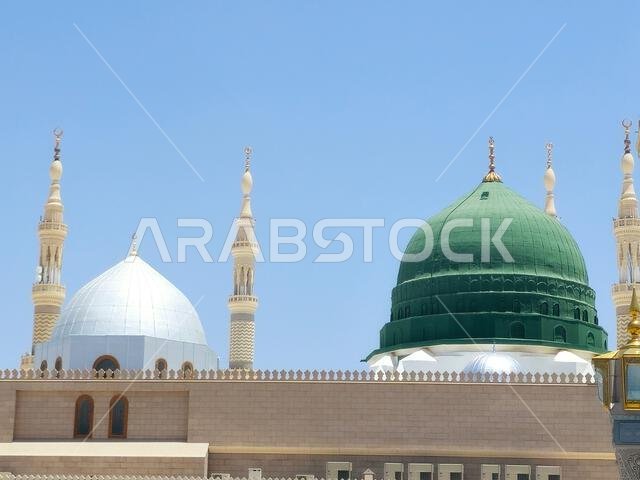 القبة الخضراء للمسجد النبوي، وهو موقع حج رئيسي يقع تحت إشراف خادم الحرمين الشريفين