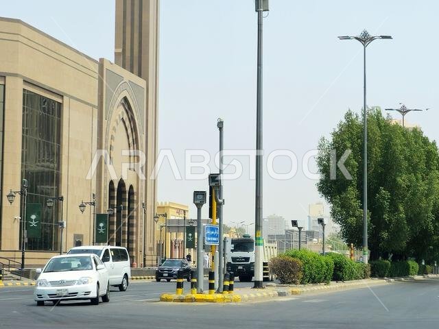 مكة المكرمة، المملكة العربية السعودية، 8 يونيو 2024: كاميرا رادار لمراقبة السرعة والسلامة على الطرق السريعة لرصد وتسجيل المركبات على الطرق، الهيئة العامة. مكة المكرمة، المملكة العربية السعودية، 8 يونيو 2024: كاميرا رادار لمراقبة السرعة والسلامة على الطرق السريعة لرصد وتسجيل المركبات على الطرق، الهيئة العامة.