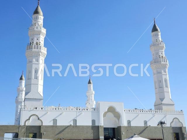 المدينة المنورة، المملكة العربية السعودية، 27 يونيو 2024: مسجد قباء، الذي يُعتقد أنه أول مسجد في العالم، بُني في أول يوم من ولادة النبي محمد صلى الله عليه وسلم