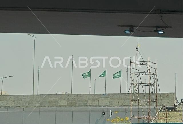 مكة المكرمة، المملكة العربية السعودية، 8 يونيو 2024: أعلام المملكة العربية السعودية ترفرف في شوارع مدينة مكة المكرمة، عاصمة منطقة مكة المكرمة في منطقة الحجاز.