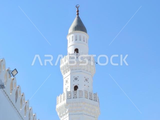 يُعتقد أن مسجد قباء هو أول مسجد في العالم، وقد بُني في اليوم الأول لهجرة النبي محمد صلى الله عليه وسلم إلى المدينة المنورة، حيث كان أول مسجد في العالم.