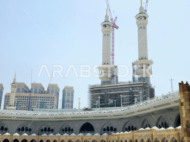 مكة المكرمة، المملكة العربية السعودية، 4 يونيو 2024: مآذن المسجد الحرام المحيطة بالكعبة المشرفة خلال مناسك الحج والعمرة، مع أبراج الرافعات المحيطة بها. مكة المكرمة، المملكة العربية السعودية، 4 يونيو 2024: مآذن المسجد الحرام المحيطة بالكعبة المشرفة خلال مناسك الحج والعمرة، مع أبراج الرافعات المحيطة بها.