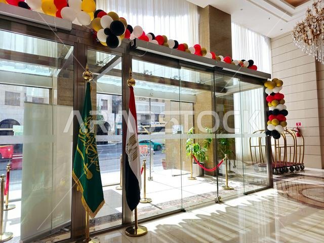 مكة المكرمة، المملكة العربية السعودية، 5 يونيو 2024: علم جمهورية مصر العربية وعلم المملكة العربية السعودية في مكة المكرمة، مدينة مكة المكرمة، مصر