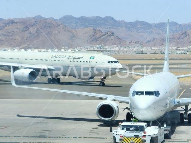 المدينة المنورة، المملكة العربية السعودية، 29 يونيو 2024: طائرة تابعة للخطوط الجوية السعودية في مطار الأمير محمد بن عبد العزيز الدولي بالمدينة المنورة، مخصصة للرحلات الداخلية والمحلية.