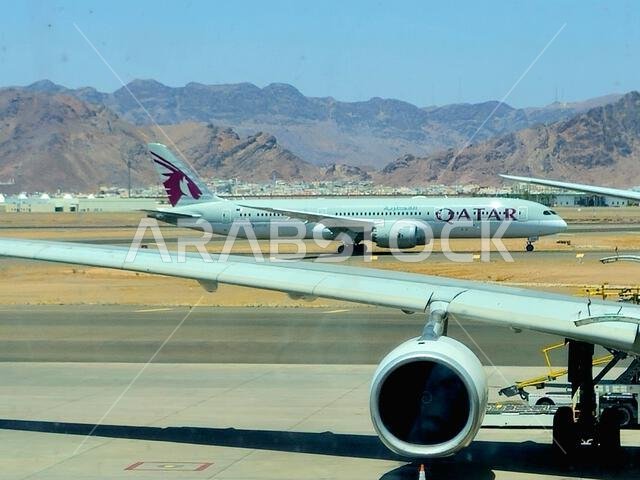 المدينة المنورة، المملكة العربية السعودية، 29 يونيو 2024: طائرة تابعة للخطوط الجوية القطرية في مطار الأمير محمد بن عبد العزيز الدولي بالمدينة المنورة، مخصصة للرحلات الداخلية والإقليمية