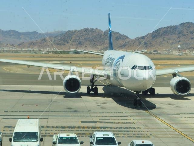 المدينة المنورة، المملكة العربية السعودية، 29 يونيو 2024: طائرة تابعة لمصر للطيران في مطار الأمير محمد بن عبد العزيز الدولي بالمدينة المنورة، والذي يخدم الرحلات الداخلية والإقليمية