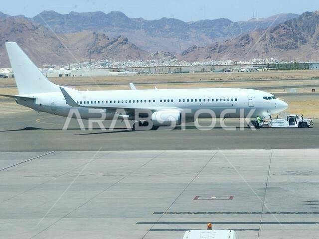 المدينة المنورة، المملكة العربية السعودية، 29 يونيو 2024: طائرة في مطار الأمير محمد بن عبد العزيز الدولي بالمدينة المنورة، تُسيّر رحلات داخلية وإقليمية ودولية