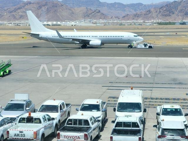 المدينة المنورة، المملكة العربية السعودية، 29 يونيو 2024: طائرة في مطار الأمير محمد بن عبد العزيز الدولي بالمدينة المنورة، تُسيّر رحلات داخلية وإقليمية ودولية