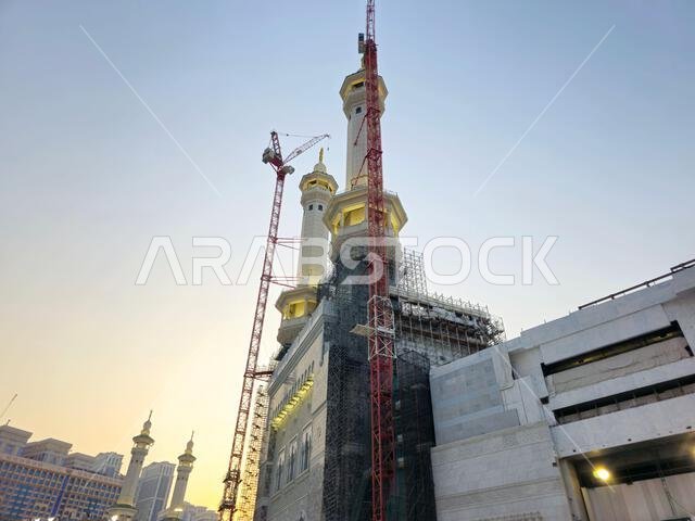 مكة المكرمة، المملكة العربية السعودية، 4 يونيو 2024: مآذن المسجد الحرام المحيطة بالكعبة المشرفة خلال مناسك الحج والعمرة، مع أبراج الرافعات المحيطة بها.