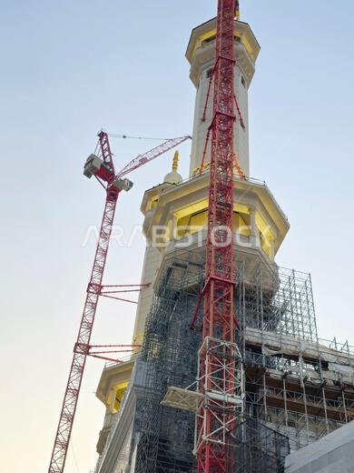 مكة المكرمة، المملكة العربية السعودية، 4 يونيو 2024: مآذن المسجد الحرام المحيطة بالكعبة المشرفة خلال مناسك الحج والعمرة، مع أبراج الرافعات المحيطة بها.