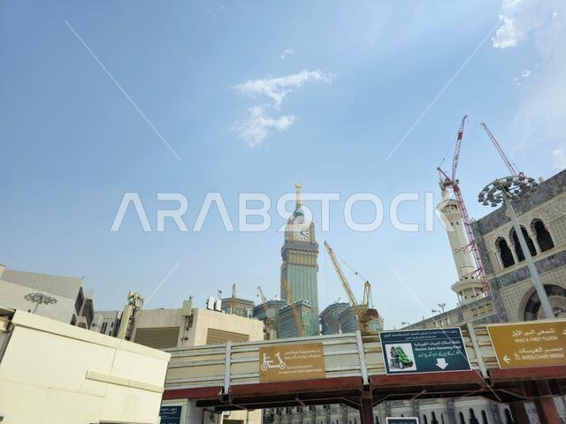 مكة المكرمة، المملكة العربية السعودية، 5 يونيو 2024: أبراج الساعة بالقرب من الكعبة المشرفة، وهو مجمع حكومي يضم سبعة فنادق شاهقة في مكة المكرمة، جزء من مشروع الملك عبد العزيز. مكة المكرمة، المملكة العربية السعودية، 5 يونيو 2024: أبراج الساعة بالقرب من الكعبة المشرفة، وهو مجمع حكومي يضم سبعة فنادق شاهقة في مكة المكرمة، جزء من مشروع الملك عبد العزيز.