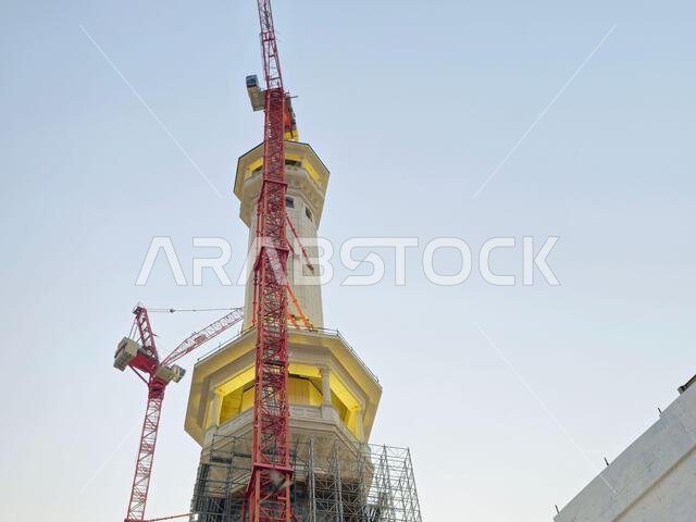 مكة المكرمة، المملكة العربية السعودية، 4 يونيو 2024: مآذن المسجد الحرام المحيطة بالكعبة المشرفة خلال مناسك الحج والعمرة، مع أبراج الرافعات المحيطة بها.
