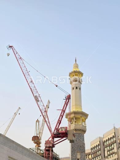 مكة المكرمة، المملكة العربية السعودية، 4 يونيو 2024: مآذن المسجد الحرام المحيطة بالكعبة المشرفة خلال مناسك الحج والعمرة، مع أبراج الرافعات المحيطة بها.