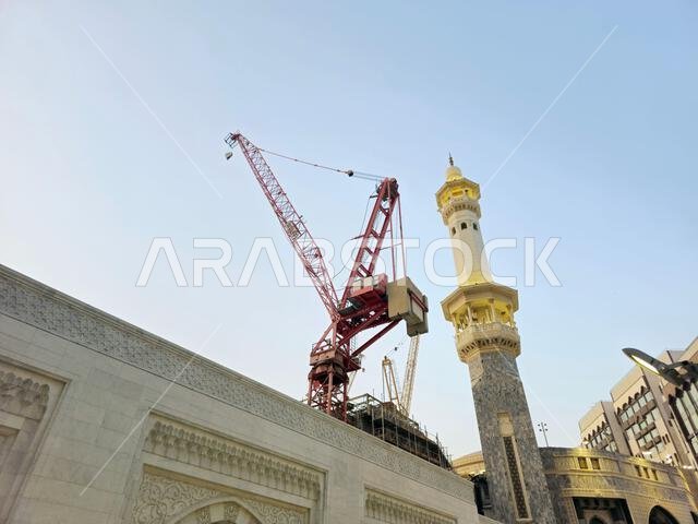 مكة المكرمة، المملكة العربية السعودية، 4 يونيو 2024: مآذن المسجد الحرام المحيطة بالكعبة المشرفة خلال مناسك الحج والعمرة، مع أبراج الرافعات المحيطة بها.