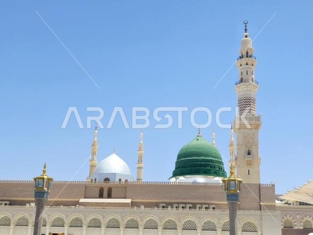 المئذنة والقبة الخضراء للمسجد النبوي، وهو موقع حج رئيسي يقع تحت إشراف حراسة الدولة. المئذنة والقبة الخضراء للمسجد النبوي، وهو موقع حج رئيسي يقع تحت إشراف حراسة الدولة.
