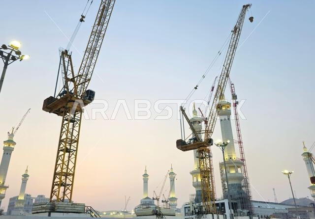 مكة المكرمة، المملكة العربية السعودية، 4 يونيو 2024: مآذن المسجد الحرام المحيطة بالكعبة المشرفة خلال مناسك الحج والعمرة، مع أبراج الرافعات المحيطة بها. مكة المكرمة، المملكة العربية السعودية، 4 يونيو 2024: مآذن المسجد الحرام المحيطة بالكعبة المشرفة خلال مناسك الحج والعمرة، مع أبراج الرافعات المحيطة بها.