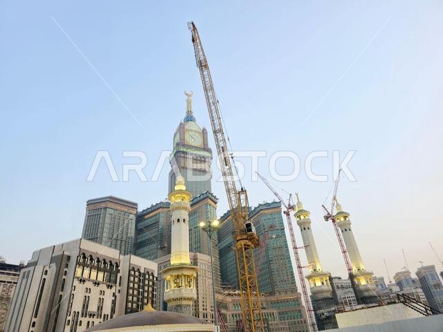 مكة المكرمة، المملكة العربية السعودية، 4 يونيو 2024: أبراج الساعة بالقرب من الكعبة المشرفة، وهو مجمع حكومي يضم سبعة فنادق شاهقة في مكة المكرمة، جزء من مشروع الملك عبد العزيز.