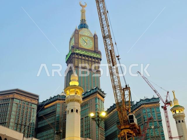 مكة المكرمة، المملكة العربية السعودية، 4 يونيو 2024: أبراج الساعة بالقرب من الكعبة المشرفة، وهو مجمع حكومي يضم سبعة فنادق شاهقة في مكة المكرمة، جزء من مشروع الملك عبد العزيز. مكة المكرمة، المملكة العربية السعودية، 4 يونيو 2024: أبراج الساعة بالقرب من الكعبة المشرفة، وهو مجمع حكومي يضم سبعة فنادق شاهقة في مكة المكرمة، جزء من مشروع الملك عبد العزيز.
