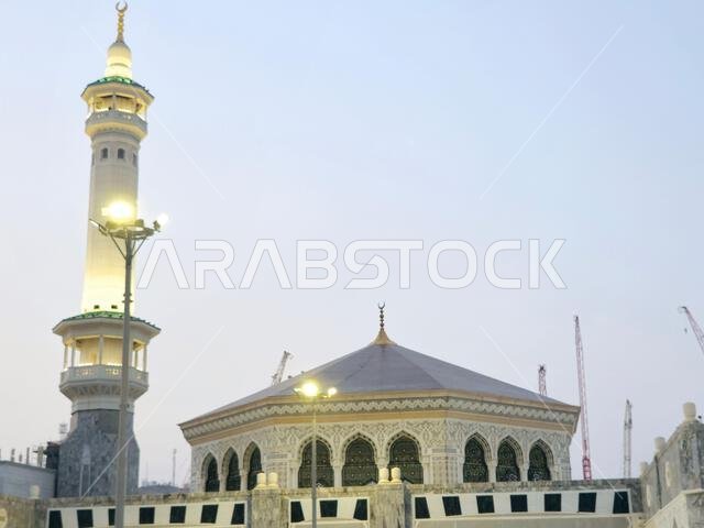 مكة المكرمة، المملكة العربية السعودية، 4 يونيو 2024: مآذن المسجد الحرام المحيطة بالكعبة المشرفة خلال مناسك الحج والعمرة، مع أبراج الرافعات المحيطة بها. مكة المكرمة، المملكة العربية السعودية، 4 يونيو 2024: مآذن المسجد الحرام المحيطة بالكعبة المشرفة خلال مناسك الحج والعمرة، مع أبراج الرافعات المحيطة بها.