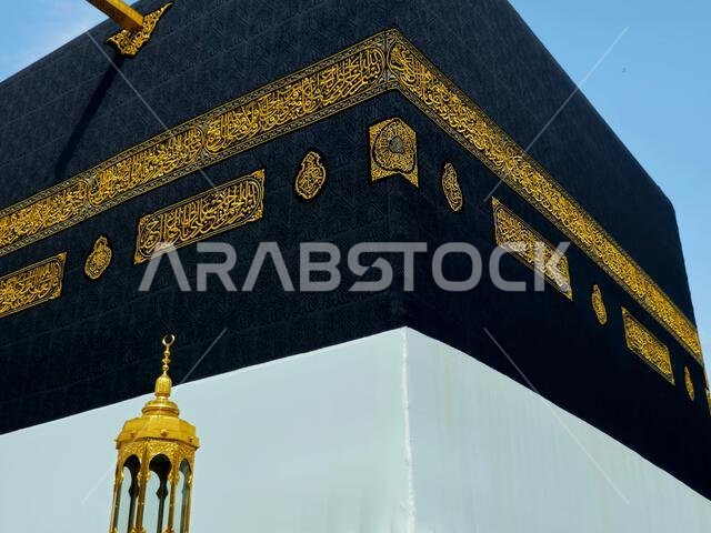 الكعبة في ملابس الإحرام، الكعبة بناء حجري في قلب المسجد الحرام، أهم مساجد الإسلام وأقدس مواقعه، وهو القبلة