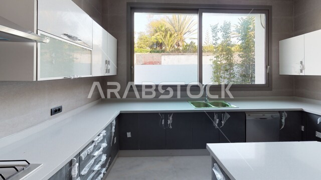 تصميم داخلي لمطبخ داخل شقة في مجمع سكني فاخر، شقق سكنية سياحية، تصاميم وديكورات داخلية، تصميم معماري هندسي حديث، الهندسة المعمارية في المملكة العربية السعودية،  تصميم معماري هندسي حديث