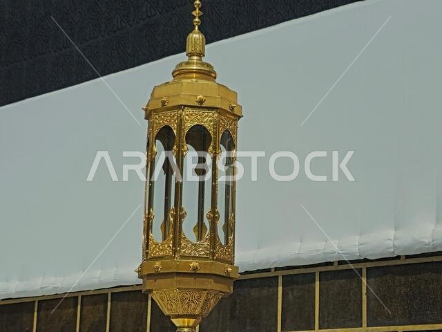 صورة مقرّبة للكعبة المشرفة، وهي بناء حجري يقع في قلب المسجد الحرام، أهم مساجد الإسلام وأقدس مواقعه، إنها القبلة.