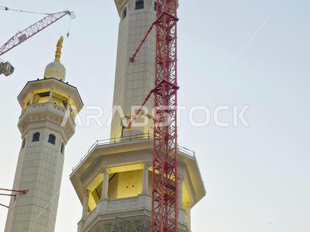 مكة المكرمة، المملكة العربية السعودية، 4 يونيو 2024: مآذن المسجد الحرام المحيطة بالكعبة المشرفة خلال مناسك الحج والعمرة، مع أبراج الرافعات المحيطة بها.