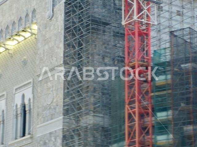 مكة المكرمة، المملكة العربية السعودية، 4 يونيو 2024: مآذن المسجد الحرام المحيطة بالكعبة المشرفة خلال مناسك الحج والعمرة، مع أبراج الرافعات المحيطة بها.