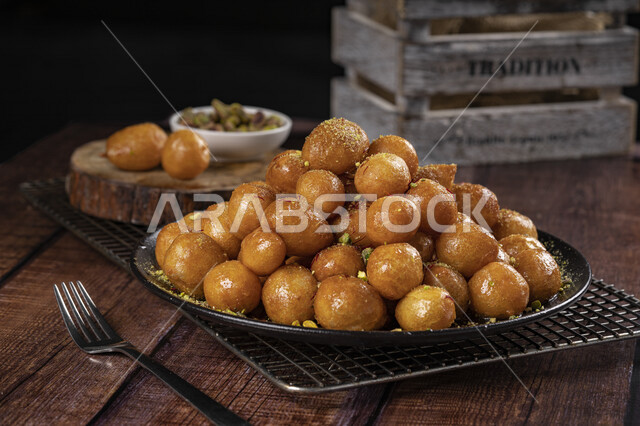 طبق الزلابية اللذيذ، حلا شرقي، حلويات وسكريات، الحلوى الشهية، التحلاية، حلويات شهية ولذيذة، حلوى الزلابية، وصفات وأطباق حلوى لذيذة، مطاعم للمأكولات العربية الشرقية