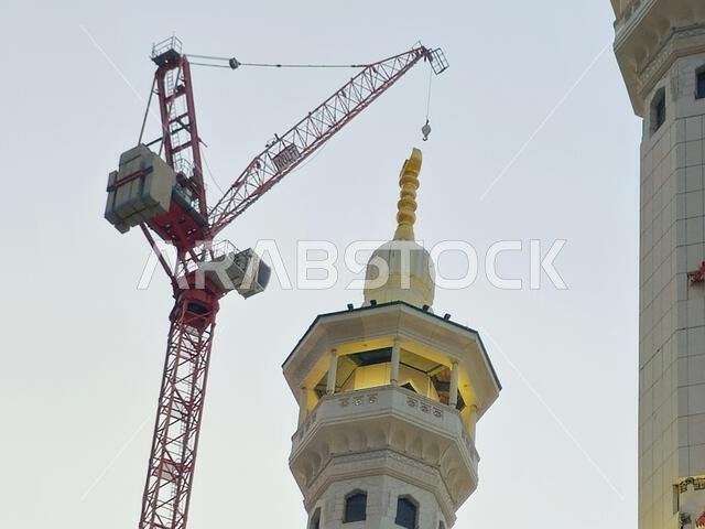 مكة المكرمة، المملكة العربية السعودية، 4 يونيو 2024: مآذن المسجد الحرام المحيطة بالكعبة المشرفة خلال مناسك الحج والعمرة، مع أبراج الرافعات المحيطة بها.