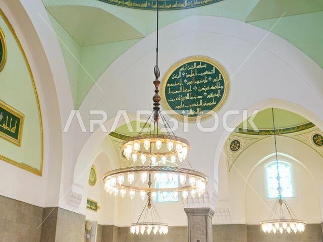 يُعتقد أن مسجد قباء هو أول مسجد في العالم، وقد بُني في اليوم الأول لهجرة النبي محمد صلى الله عليه وسلم إلى المدينة المنورة، حيث كان أول مسجد في العالم.