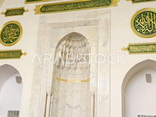 يُعتقد أن مسجد قباء هو أول مسجد في العالم، وقد بُني في اليوم الأول لهجرة النبي محمد صلى الله عليه وسلم إلى المدينة المنورة، حيث كان أول مسجد في العالم.