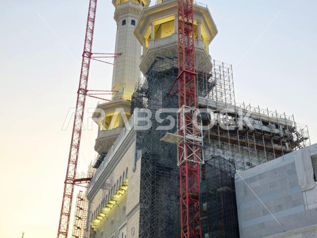 مكة المكرمة، المملكة العربية السعودية، 4 يونيو 2024: مآذن المسجد الحرام المحيطة بالكعبة المشرفة خلال مناسك الحج والعمرة، مع أبراج الرافعات المحيطة بها.