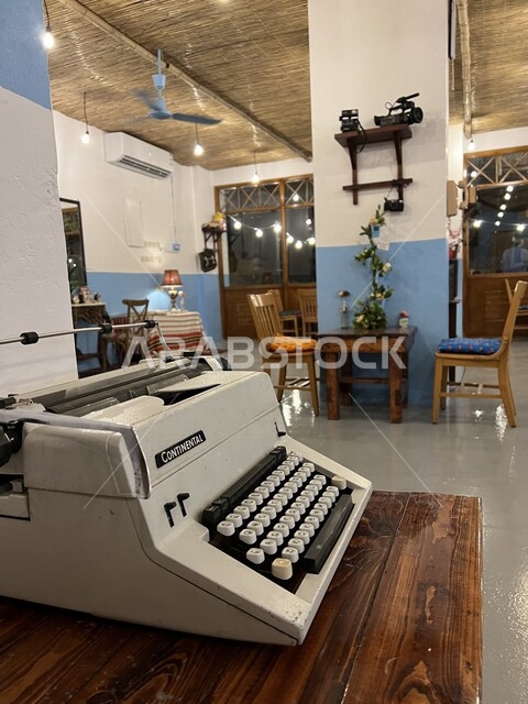 صوة مقربة لالة كتابة على طاولة خشبية، تصاميم وديكورات، الة كتابة، مقهى شعبي، طاولة خشبية