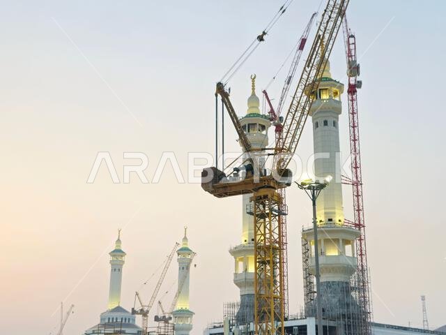 مكة المكرمة، المملكة العربية السعودية، 4 يونيو 2024: مآذن المسجد الحرام المحيطة بالكعبة المشرفة خلال مناسك الحج والعمرة، مع أبراج الرافعات المحيطة بها.