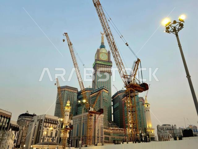 مكة المكرمة، المملكة العربية السعودية، 4 يونيو 2024: أبراج الساعة بالقرب من الكعبة المشرفة، وهو مجمع حكومي يضم سبعة فنادق شاهقة في مكة المكرمة، جزء من مشروع الملك عبد العزيز. مكة المكرمة، المملكة العربية السعودية، 4 يونيو 2024: أبراج الساعة بالقرب من الكعبة المشرفة، وهو مجمع حكومي يضم سبعة فنادق شاهقة في مكة المكرمة، جزء من مشروع الملك عبد العزيز.