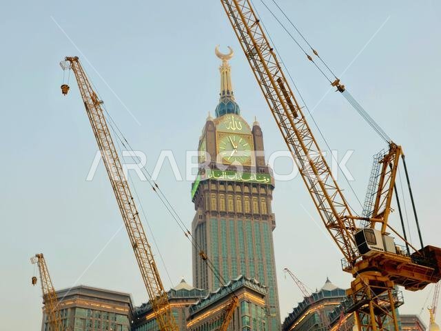 مكة المكرمة، المملكة العربية السعودية، 4 يونيو 2024: أبراج الساعة بالقرب من الكعبة المشرفة، وهو مجمع حكومي يضم سبعة فنادق شاهقة في مكة المكرمة، جزء من مشروع الملك عبد العزيز.