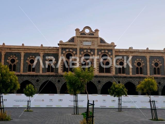 المدينة المنورة، المملكة العربية السعودية، 28 يونيو 2024: كان خط سكة حديد الحجاز، وهو خط سكة حديد عثماني تركي، خطًا ضيقًا يمتد من دمشق إلى المدينة المنورة، عبر الحجاز. المدينة المنورة، المملكة العربية السعودية، 28 يونيو 2024: كان خط سكة حديد الحجاز، وهو خط سكة حديد عثماني تركي، خطًا ضيقًا يمتد من دمشق إلى المدينة المنورة، عبر الحجاز.
