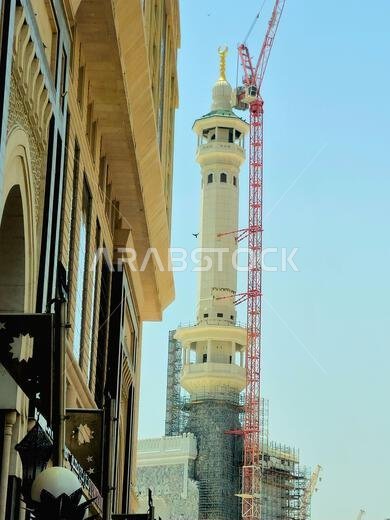 مكة المكرمة، المملكة العربية السعودية، 4 يونيو 2024: مآذن المسجد الحرام المحيطة بالكعبة المشرفة خلال مناسك الحج والعمرة، مع أبراج الرافعات المحيطة بها.