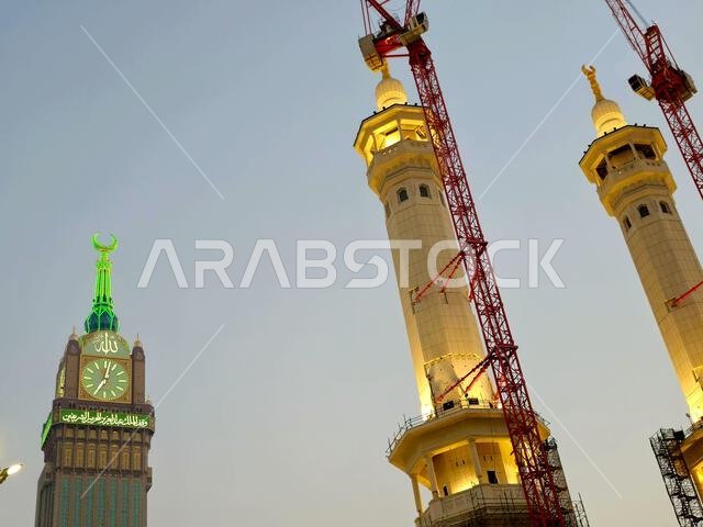 مكة المكرمة، المملكة العربية السعودية، 4 يونيو 2024: مآذن المسجد الحرام المحيطة بالكعبة المشرفة خلال مناسك الحج والعمرة، مع أبراج الرافعات المحيطة بها.